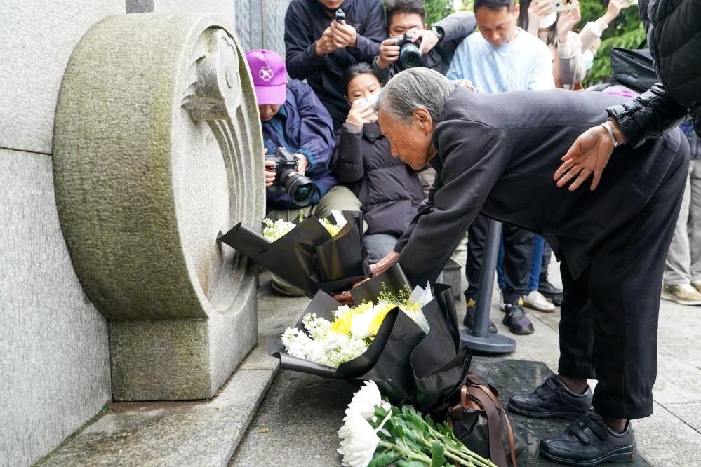 南京大屠殺幸存者夏淑琴在獻花。新華社記者李博 攝