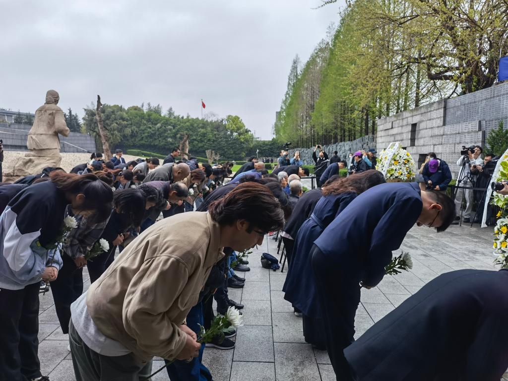 人們面向“哭墻”鞠躬。新華社記者邱冰清 攝