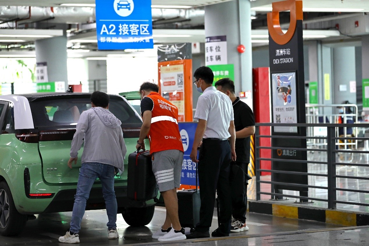 司機(jī)師傅在滴滴車站接乘客上車。（受訪者供圖）