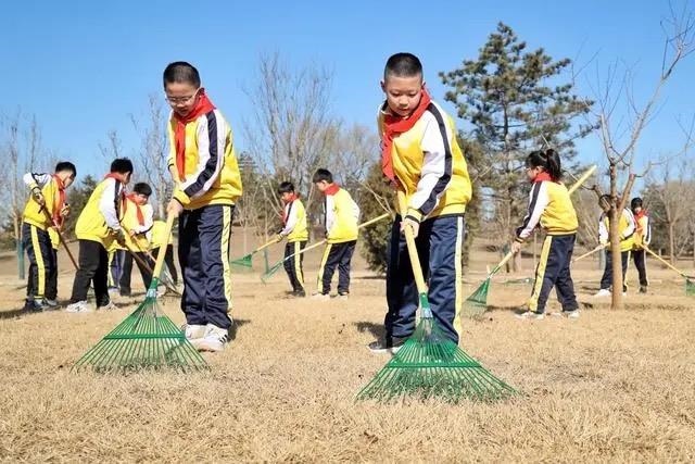 △2024年3月12日，北京城市綠心森林公園，參加植樹(shù)節(jié)主題活動(dòng)的學(xué)生們學(xué)習(xí)義務(wù)植樹(shù)知識(shí)，并進(jìn)行現(xiàn)場(chǎng)撫育管護(hù)。