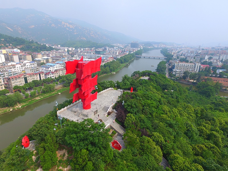 這是河南省信陽市新縣鄂豫皖蘇區(qū)首府革命博物館附近的英雄山八面紅旗雕塑。
