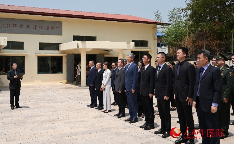 全體人員默哀追思。人民網(wǎng)記者 謝佳君攝