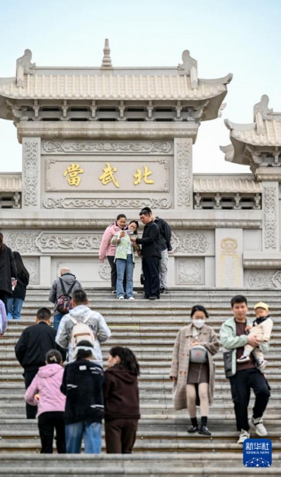 4月5日，游客在寧夏石嘴山市北武當(dāng)生態(tài)旅游區(qū)游玩、拍照。新華社記者 馮開華 攝