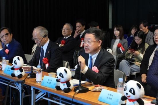 圖為四川省文化和旅游廳廳長戴允康向日本友人介紹四川旅游資源。（中國駐東京旅游辦事處供圖）