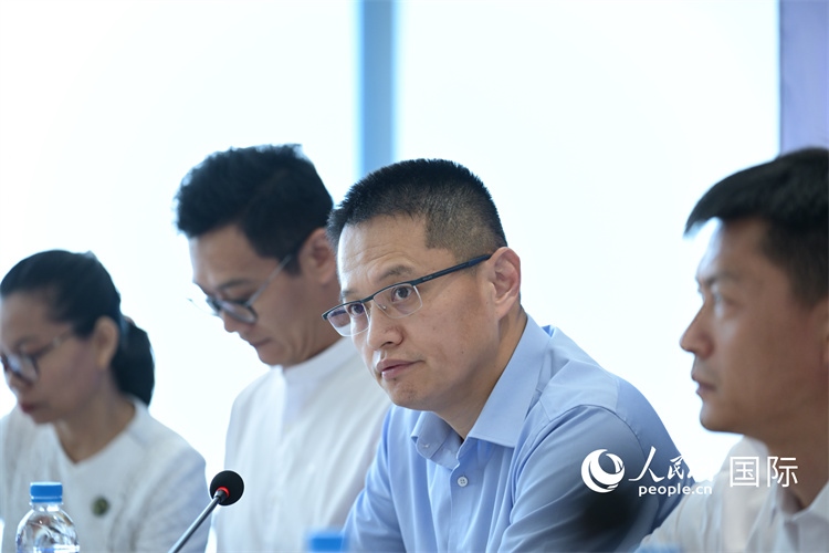 緬甸中國企業(yè)商會會長、工商銀行仰光分行行長劉銘介紹有關情況-人民網(wǎng)記者謝佳君攝