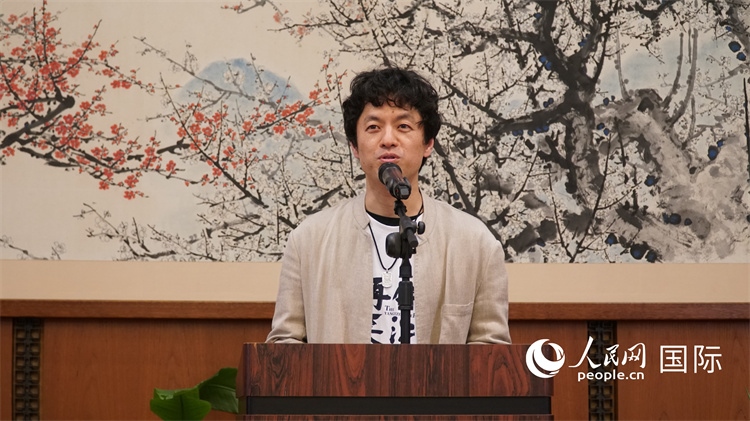 影片導演竹內亮致辭。人民網 蔣曉辰攝