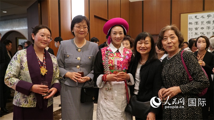 來賓與茨姆等人熱烈交流并合影留念。人民網 蔣曉辰攝