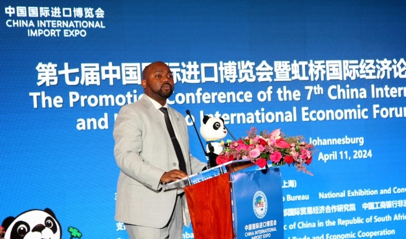 標(biāo)準(zhǔn)銀行集團(tuán)企業(yè)與商業(yè)銀行部國際貿(mào)易總經(jīng)理武巴致辭。（圖片來源：中國國際進(jìn)口博覽會(huì)官微）