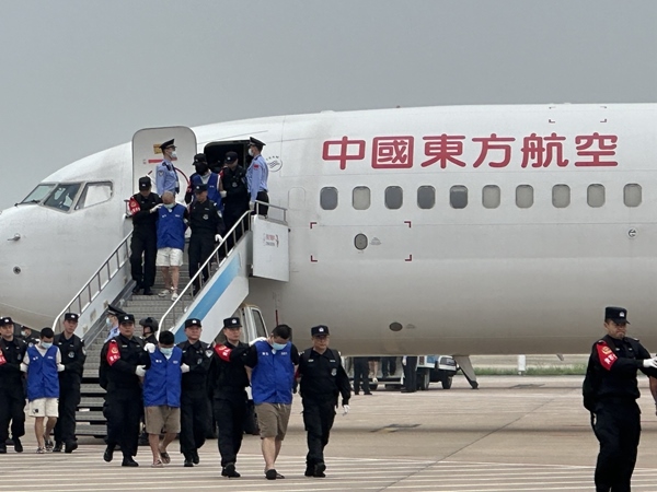 中國籍涉賭詐違法犯罪嫌疑人從柬埔寨被押解回國。人民網(wǎng)記者 郝萍攝