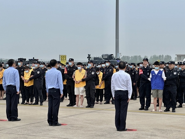 中國籍涉賭詐違法犯罪嫌疑人從柬埔寨被押解回國。人民網(wǎng)記者 郝萍攝
