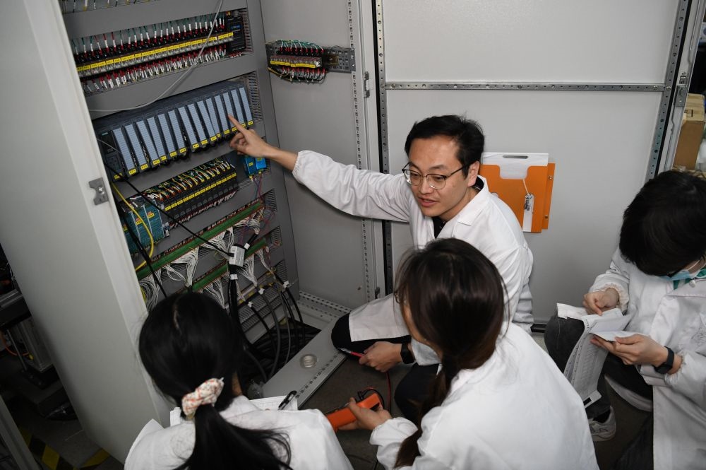 2024年4月6日，在位于安徽合肥的中國科學技術(shù)大學，安徽省先進功能高分子薄膜工程實驗室團隊成員在檢修自主研制的高分子薄膜原位雙向拉伸實驗設(shè)備的電氣控制系統(tǒng)。