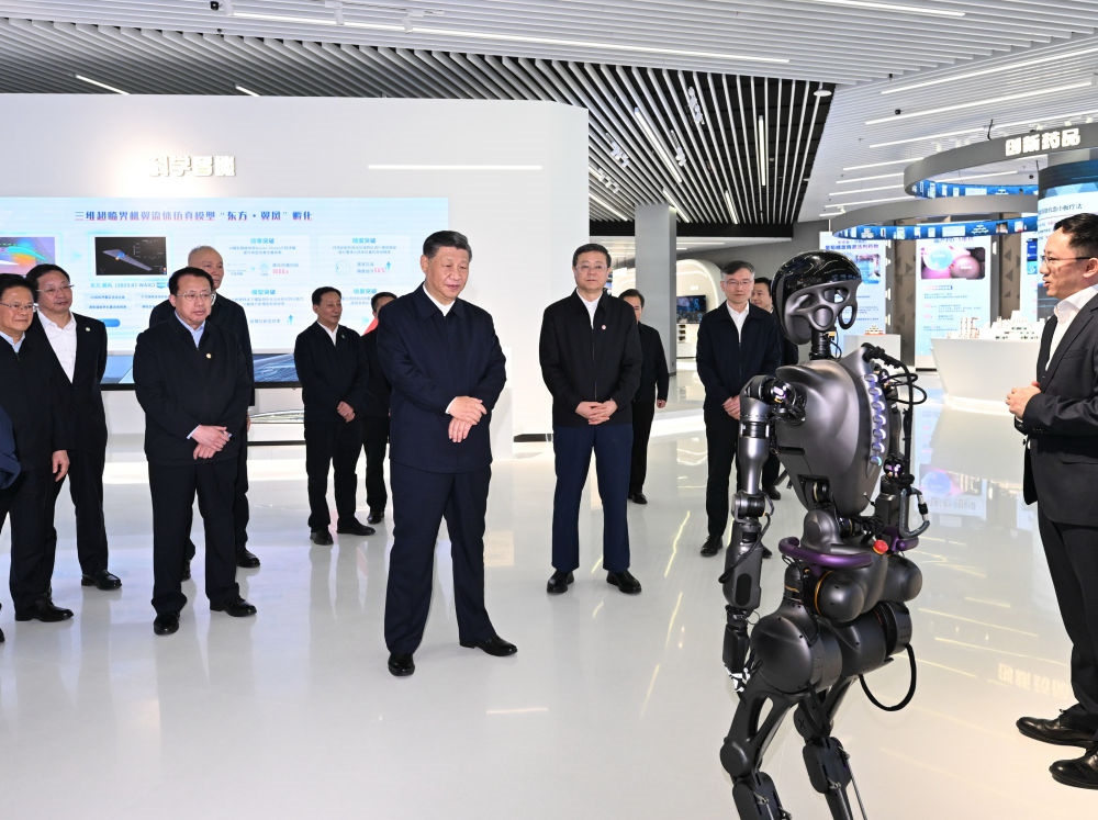 2023年11月28日下午，習近平總書記在上海浦東新區(qū)張江科學城參觀上?？萍紕?chuàng)新成果展。