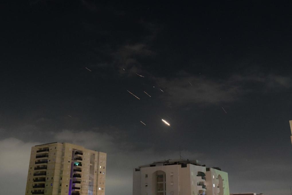 這是4月14日凌晨在以色列特拉維夫上空拍攝的以色列防空系統(tǒng)啟動攔截的畫面。新華社發(fā)（托默·諾伊貝格攝/基尼圖片社）