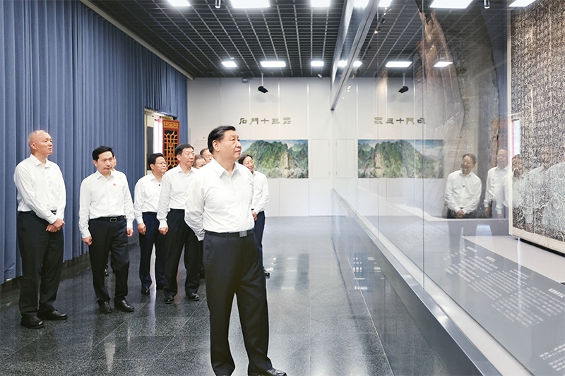 2023年7月29日，中共中央總書記、國家主席、中央軍委主席習近平在四川考察結(jié)束返京途中，來到陜西省漢中市考察。這是習近平參觀漢中市博物館有關(guān)歷史文物展陳。 新華社記者 鞠鵬/攝