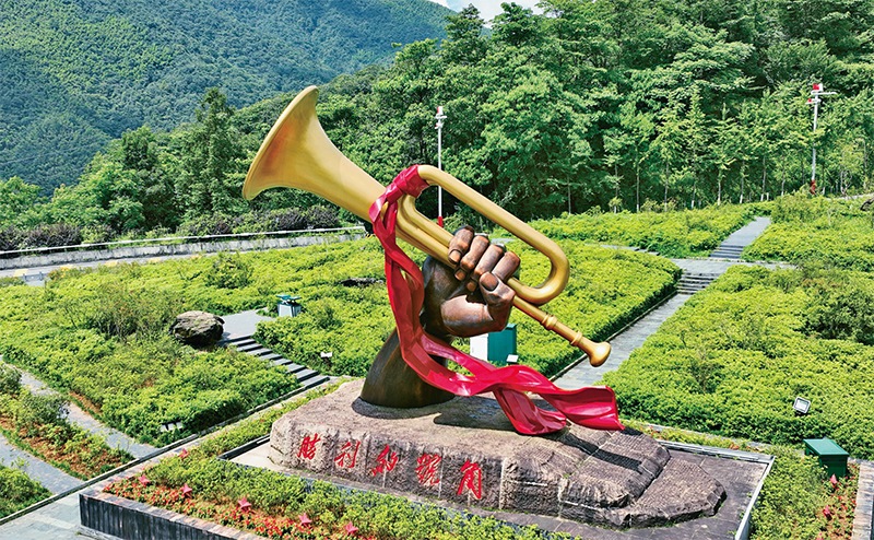 井岡山，是中國革命的搖籃。圖為2023年6月28日在井岡山拍攝的“勝利的號角”雕塑。 新華社記者 萬象/攝