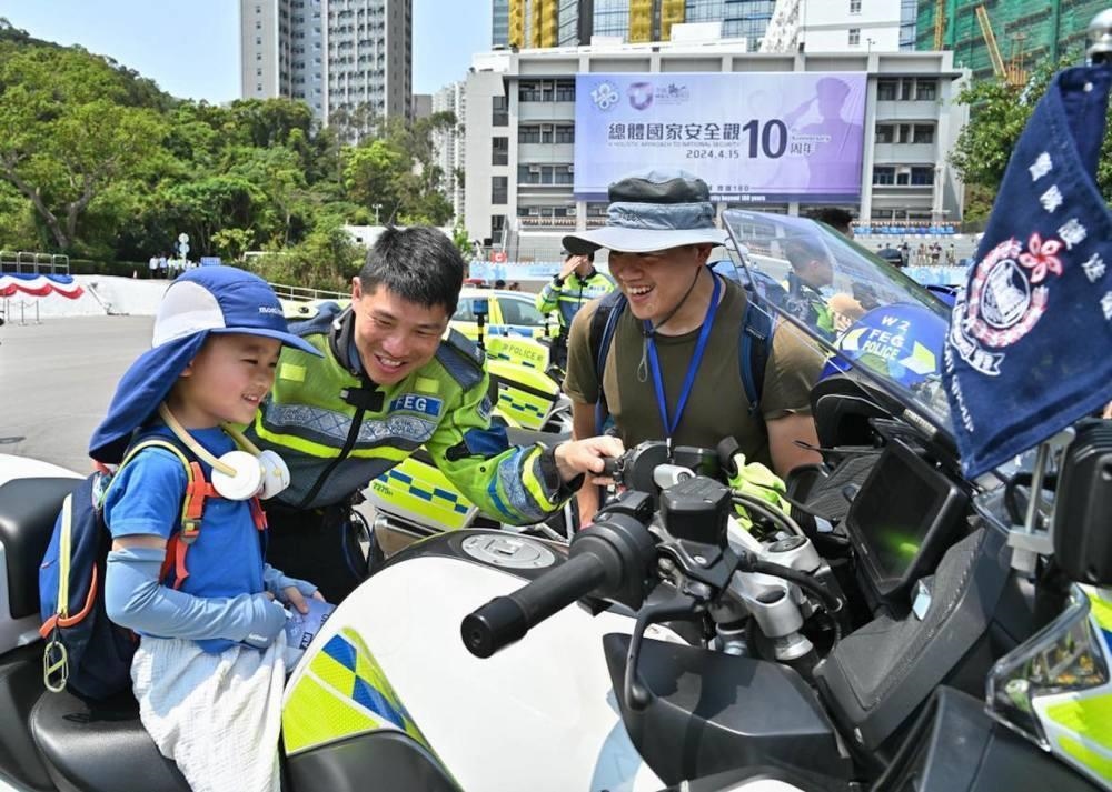 △2024年4月13日，香港特區(qū)政府警務(wù)處舉行“全民國家安全教育日”暨香港警察學(xué)院開放日開幕典禮。這是13日當(dāng)天，警隊護送組人員現(xiàn)場向市民介紹其工作。