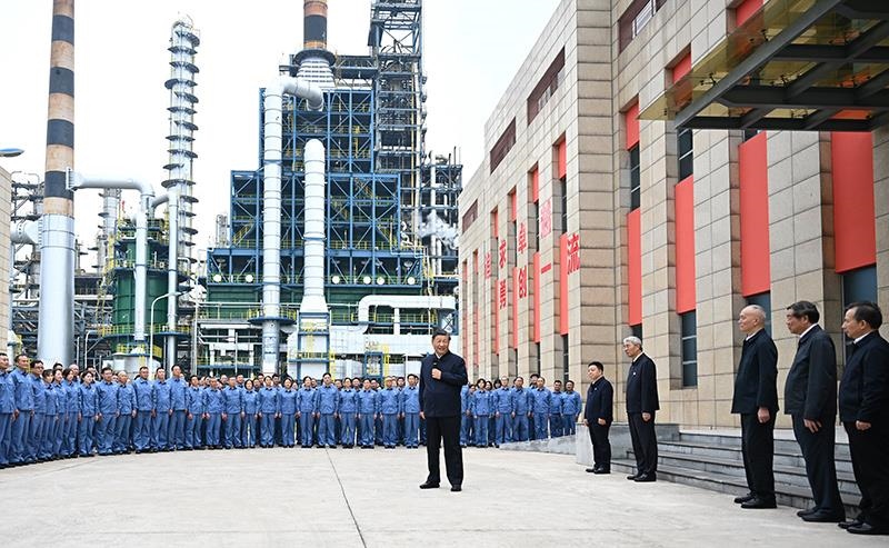 △2023年10月10日，在江西考察的習(xí)近平總書記來到中國石化九江分公司，同企業(yè)員工親切交流。