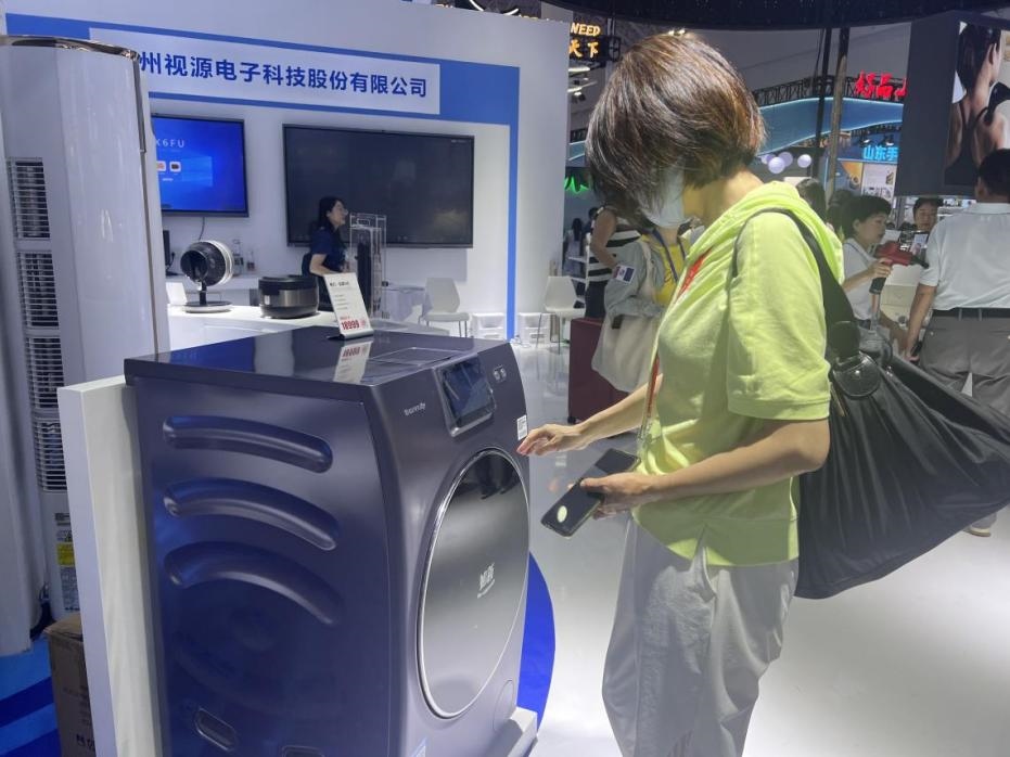 在廣東館展區(qū)內(nèi)，觀展者正在了解家用電器性能。人民網(wǎng)記者 楊迪攝