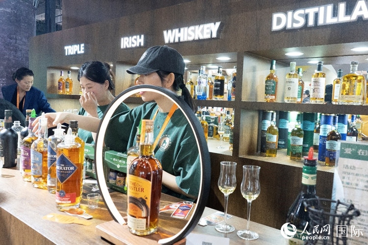 第四屆中國國際消費品博覽會愛爾蘭國家館內(nèi)的參展商。人民網(wǎng) 常沙攝