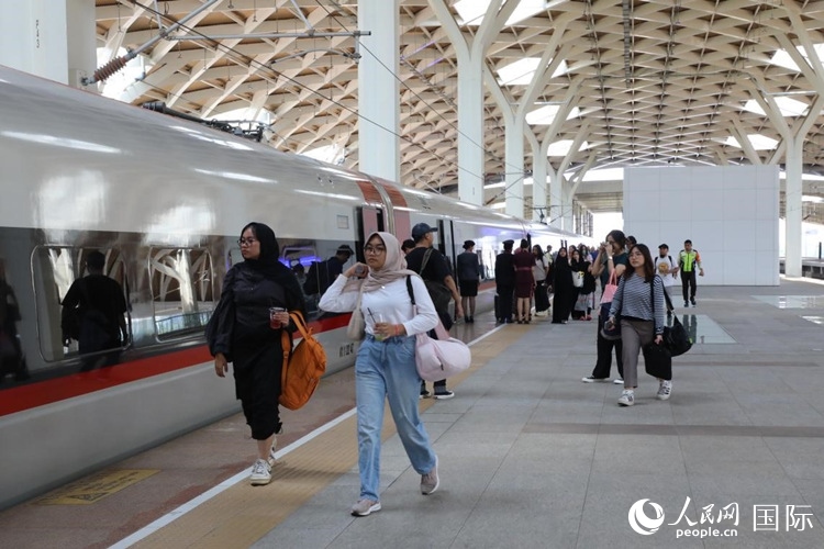 在雅萬高鐵雅加達哈利姆站站臺，乘客準備登上動車組列車。人民網(wǎng)記者 曹師韻攝