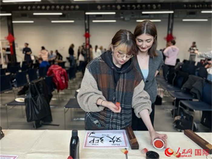 學(xué)生現(xiàn)場(chǎng)體驗(yàn)中國(guó)書法。人民網(wǎng)記者 禹麗敏攝