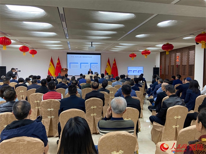 季奕鴻律師主講法律知識(shí)。人民網(wǎng)記者 范劍青攝