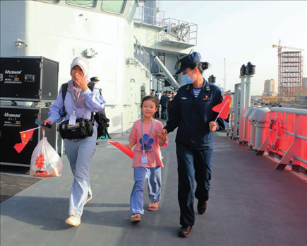 海軍軍艦赴蘇丹緊急撤離我在蘇丹人員。圖為海軍官兵帶領(lǐng)同胞登艦（2023年4月26日攝）。丁家興攝