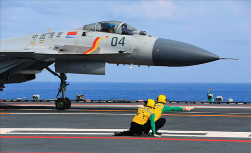 遼寧艦起飛助理作出放飛手勢(shì)，殲-15艦載戰(zhàn)斗機(jī)起飛（2020年4月攝）。張凱攝