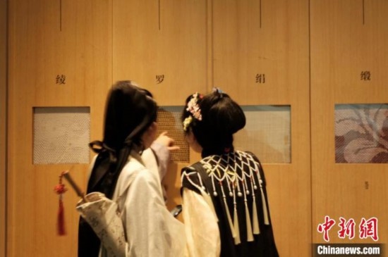 身著漢服的年輕人在中國絲綢博物館里看展。毛瑜 攝
