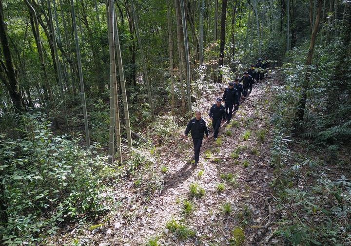 △2022年1月19日，武夷山國家公園護(hù)林員在巡山。