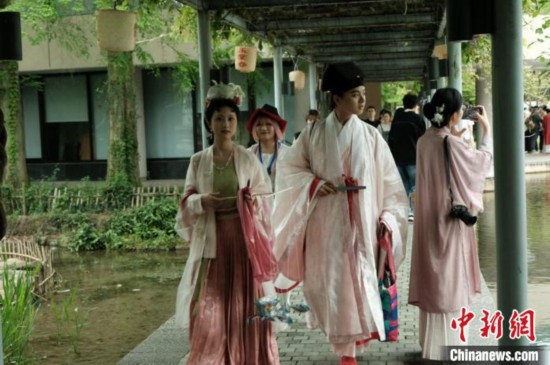 年輕人盛裝過“漢服節(jié)”。毛瑜 攝