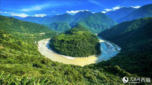 風(fēng)景秀麗、植被繁茂的西藏林芝市墨脫縣果果塘大拐彎。人民網(wǎng)記者 次仁羅布攝