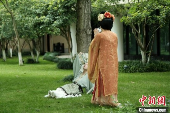 漢服愛好者在中國絲綢博物館里拍攝照片。毛瑜 攝