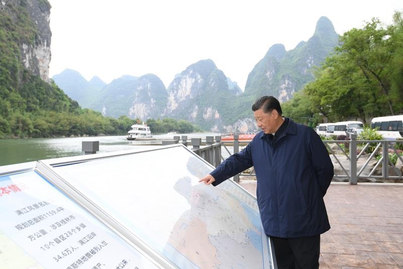 △2021年4月25日，習(xí)近平總書記在廣西桂林市陽朔縣漓江楊堤碼頭，了解漓江流域綜合治理、生態(tài)保護(hù)等情況。