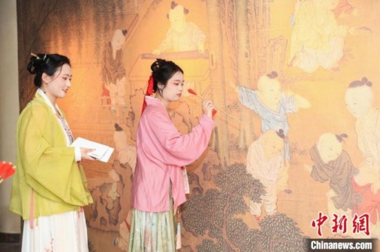 身穿漢服的年輕人參與體驗活動。中國絲綢博物館 供圖