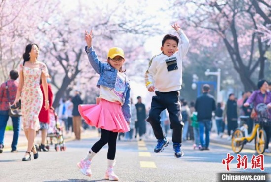 4月21日，游客在吉林大學南嶺校區(qū)游玩。吉林大學供圖
