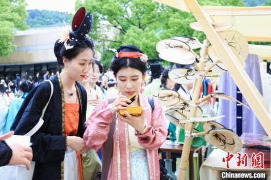 漢服愛好者逛集市。中國絲綢博物館 供圖