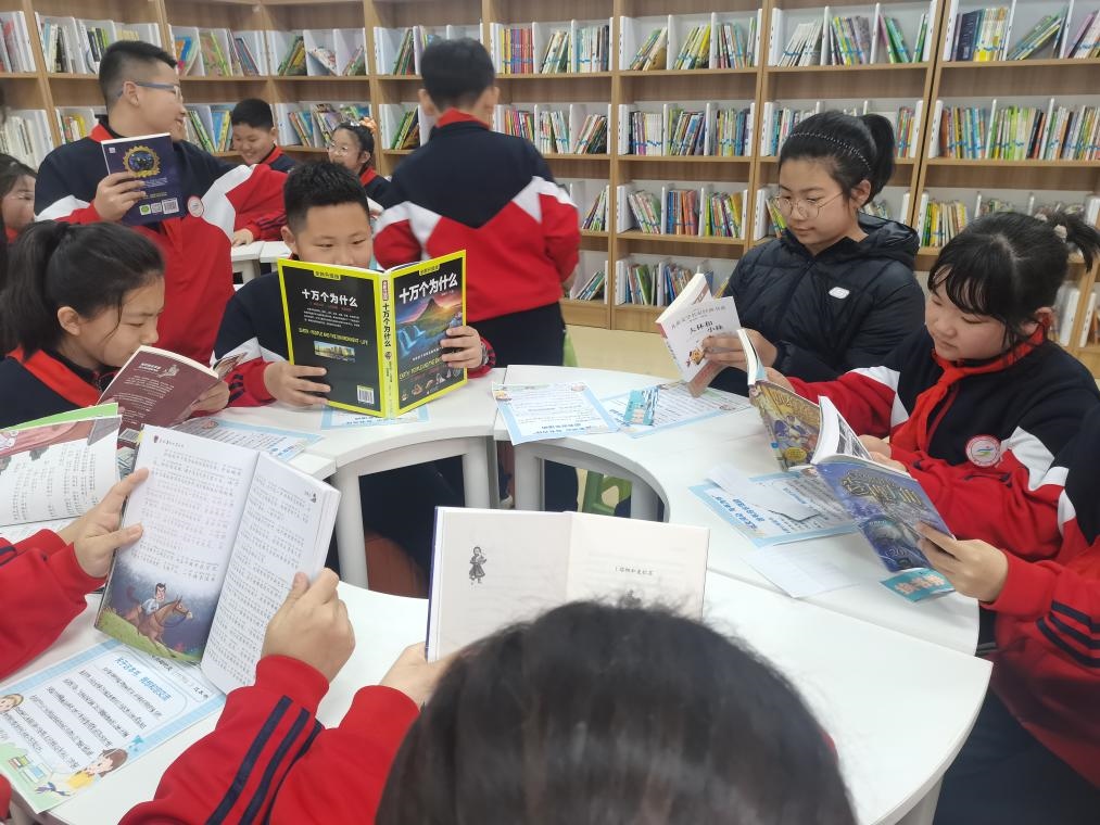 3月28日，遼寧省沈陽市鐵西區(qū)重工街第一小學(xué)的同學(xué)們?cè)谥腔蹐D書借閱室里專注閱讀。（沈陽市鐵西區(qū)委宣傳部供圖）