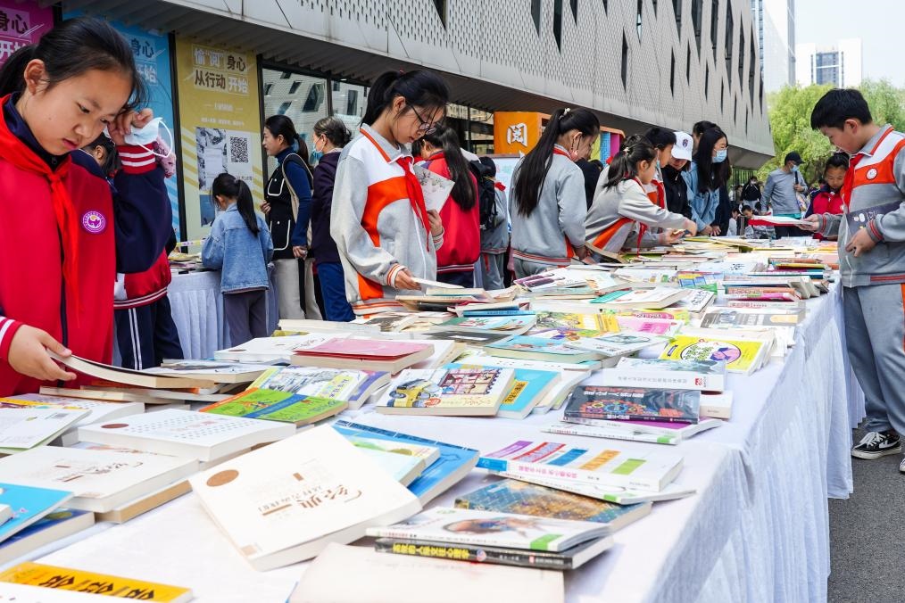 4月20日，山東省濟(jì)南市第十四屆“書香泉城”全民閱讀節(jié)在濟(jì)南市圖書館啟動(dòng)，小學(xué)生在閱讀節(jié)上參與換書活動(dòng)。新華社記者 朱崢 攝