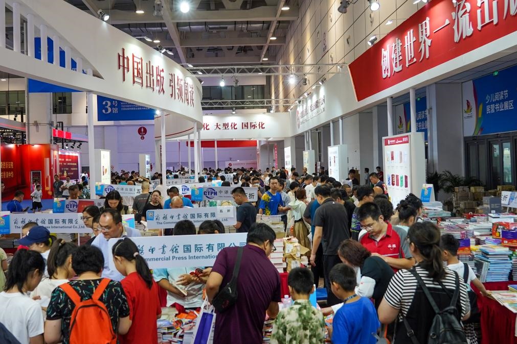 2023年7月31日，在第31屆全國圖書交易博覽會(huì)上，讀者在閱覽選購新書。新華社記者 朱崢 攝