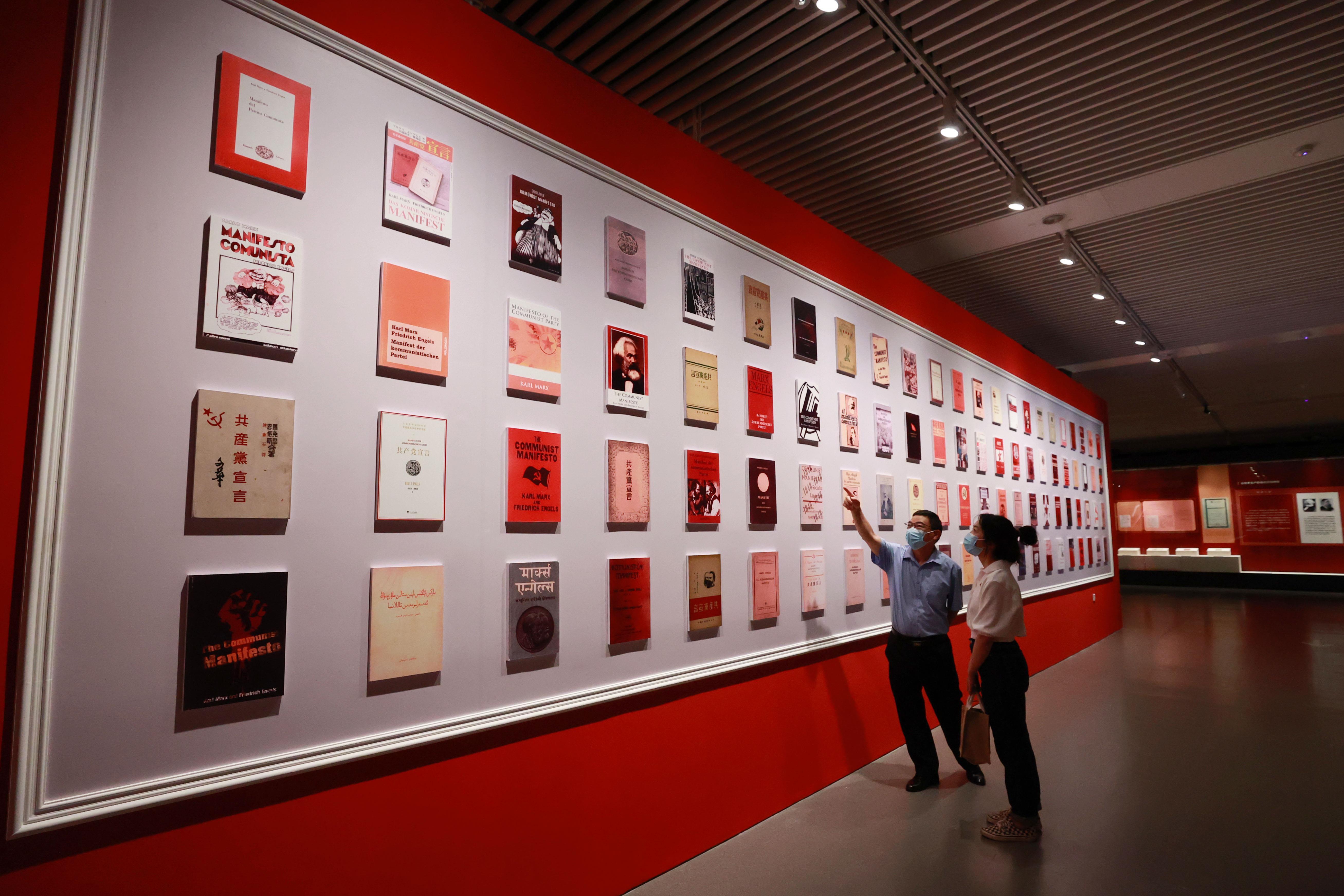 △2021年8月5日，觀眾在國家圖書館觀看不同版本的《共產(chǎn)黨宣言》。