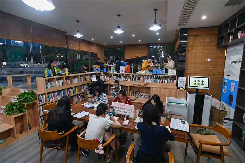 4月22日，讀者在重慶一家24小時(shí)城市智慧書(shū)房中閱讀。圖片來(lái)源：視覺(jué)中國(guó)