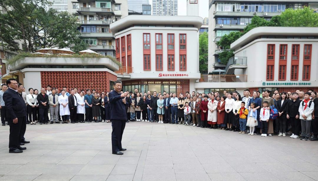 △2024年4月22日，習(xí)近平總書記來(lái)到重慶九龍坡區(qū)謝家灣街道民主村社區(qū)考察。