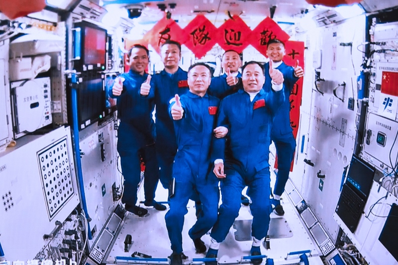 2023年5月30日，神舟十五號航天員乘組與神舟十六號航天員乘組拍下“全家?！钡漠嬅妗? width=