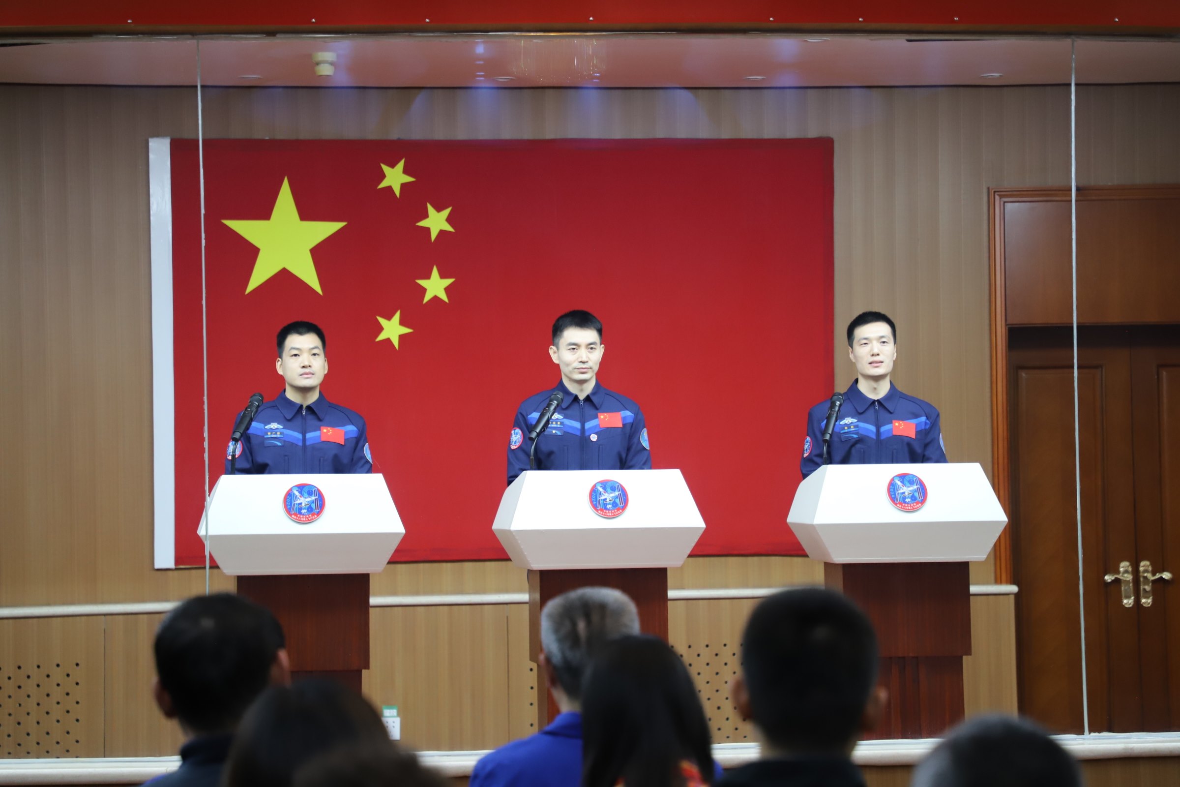 神舟十八號航天員與中外媒體記者集體見面。人民網(wǎng)記者 黃帆攝