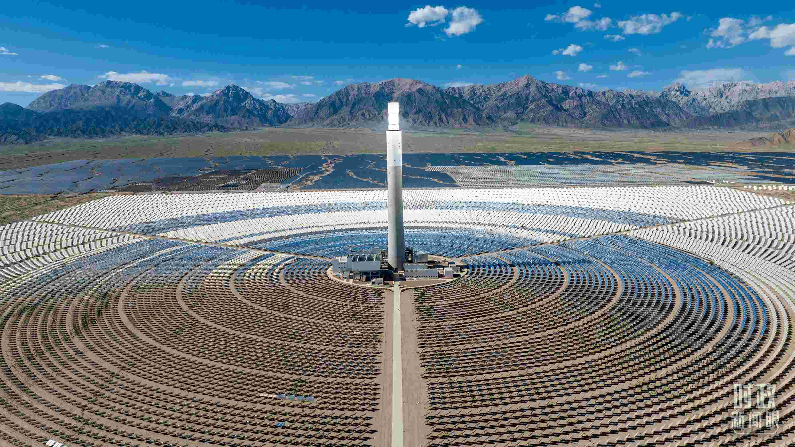 △青海海西德令哈塔式熔鹽儲能光熱發(fā)電廠。（圖/視覺中國）