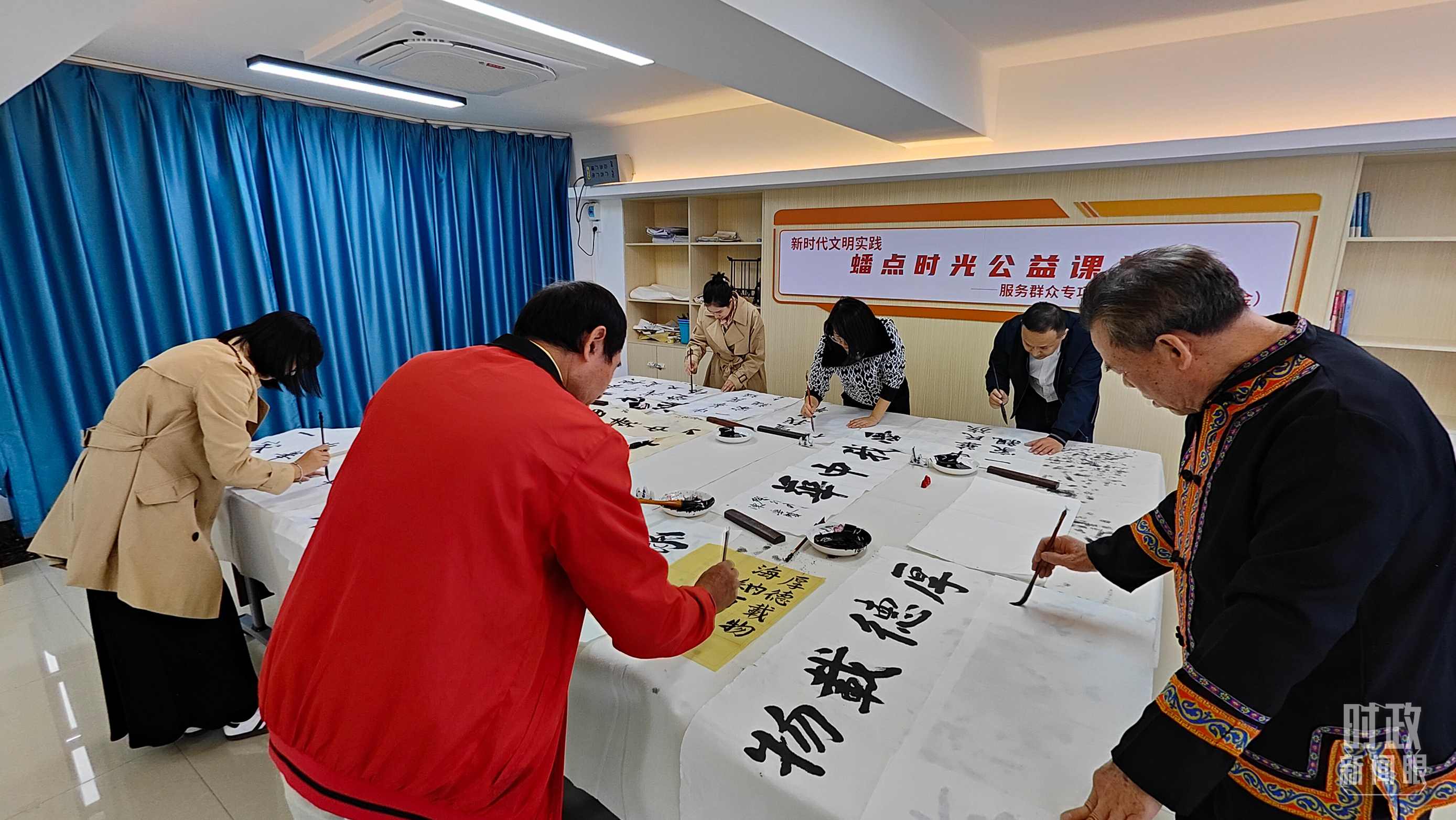 △廣西南寧市多民族社區(qū)——盤龍社區(qū)居民練習(xí)書法。（總臺央視記者楊立峰拍攝）