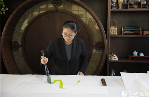 緬甸駐華大使館副館長、公使銜參贊杜欣瑪泰參加《五百筆·瀾湄合作》集體藝術創(chuàng)作。人民網(wǎng)王婧攝