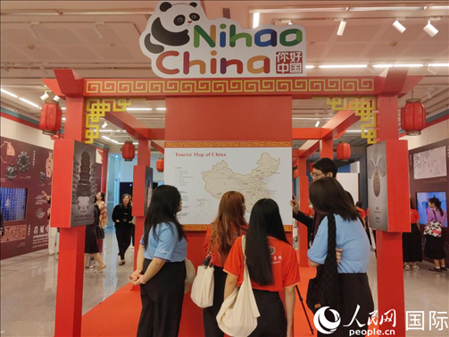 泰國學(xué)生在工作人員講解下觀展。人民網(wǎng)記者 楊一攝