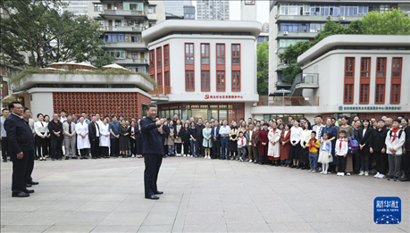4月22日至24日，中共中央總書記、國(guó)家主席、中央軍委主席習(xí)近平在重慶考察。這是22日下午，習(xí)近平在九龍坡區(qū)謝家灣街道民主村社區(qū)考察時(shí)，同社區(qū)居民親切交流。新華社記者 鞠鵬 攝